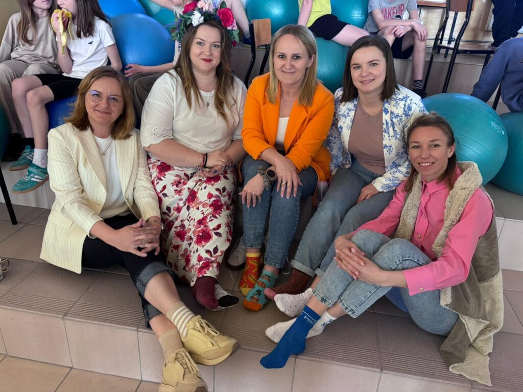 Nauczyciele w kolorowych skarpetkach podczas akcji Światowy Dzień Zespołu
Downa, znany również jako Dzień Kolorowej Skarpetki.