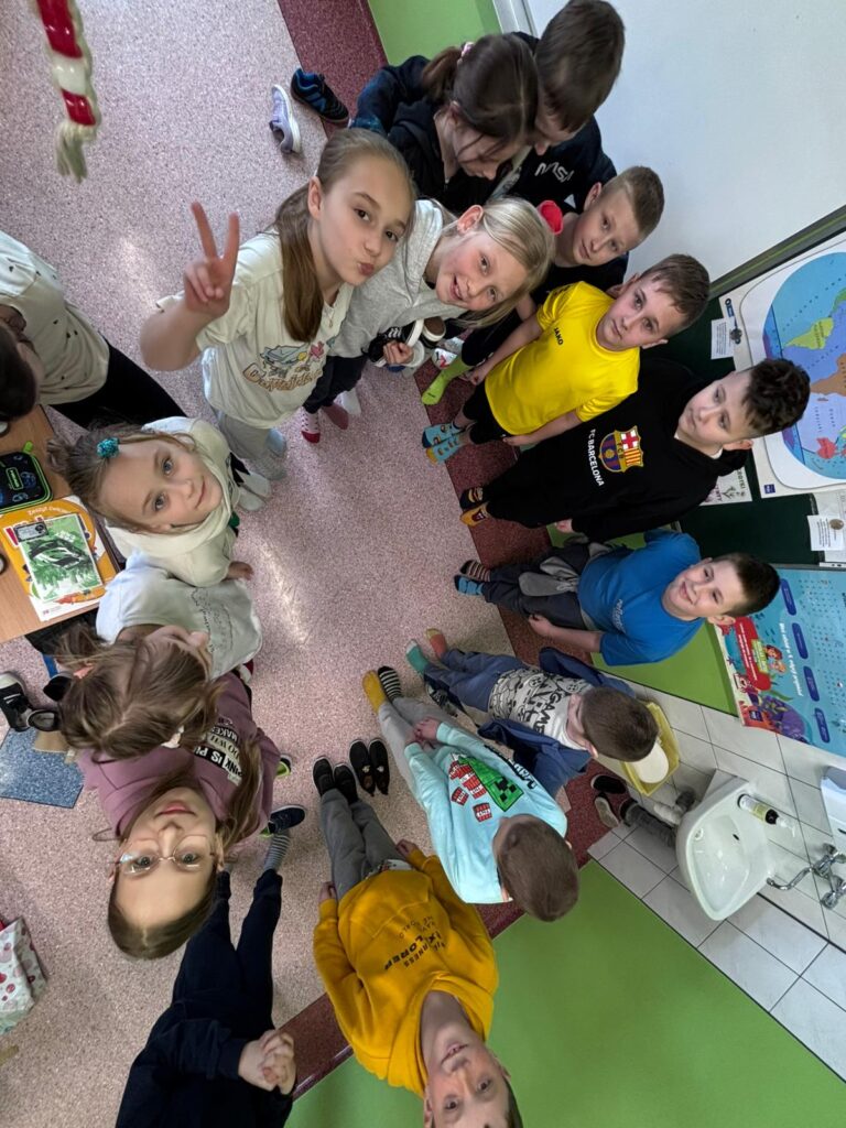 Na zdjęciu klasa 3a w kolorowych skarpetkach podczas akcji Światowy Dzień
Zespołu Downa, znany również jako Dzień Kolorowej Skarpetki.