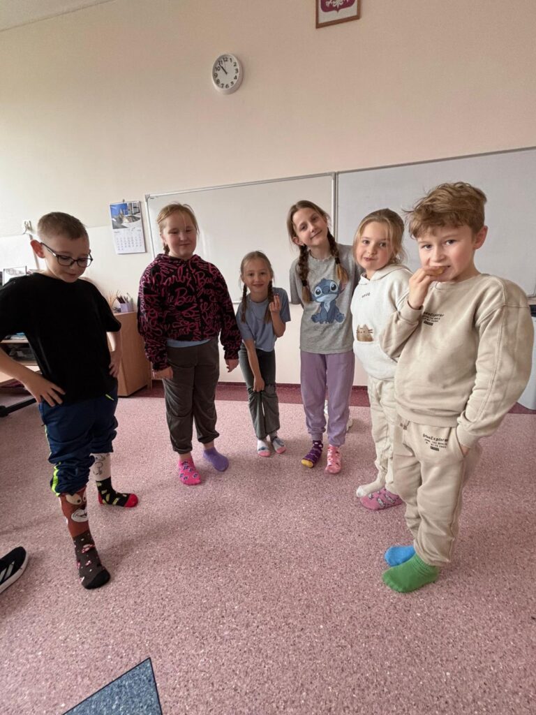 Na zdjęciu kilkoro uczniów z klasy 2a w kolorowych skarpetkach podczas
akcji Światowy Dzień Zespołu Downa, znany również jako Dzień Kolorowej Skarpetki.