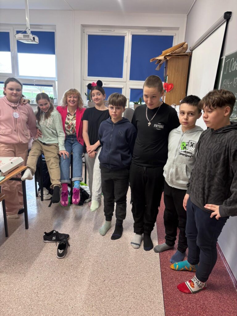 Na zdjęciu kilkoro uczniów z klasy 5b w kolorowych skarpetkach podczas
akcji Światowy Dzień Zespołu Downa, znany również jako Dzień Kolorowej Skarpetki.