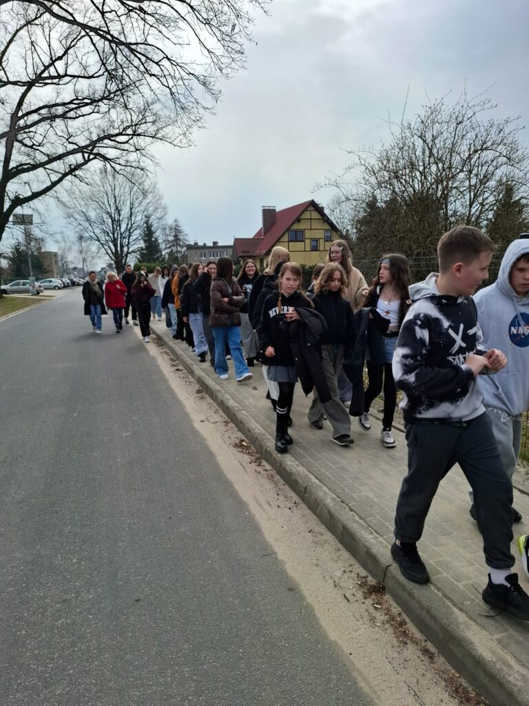 Uczniowie klas 4-8 wyruszyli na wspólny spacer ulicami Gaworzyc. Kolorowy korowód z uśmiechami na twarzach obwieścił mieszkańcom nadejście wiosny.