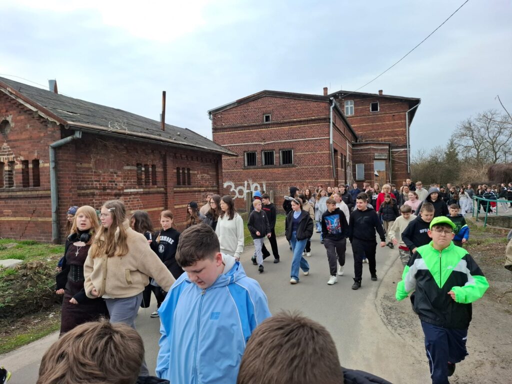 Uczniowie klas 4-8 wyruszyli na wspólny spacer ulicami Gaworzyc. Kolorowy korowód z uśmiechami na twarzach obwieścił mieszkańcom nadejście wiosny.