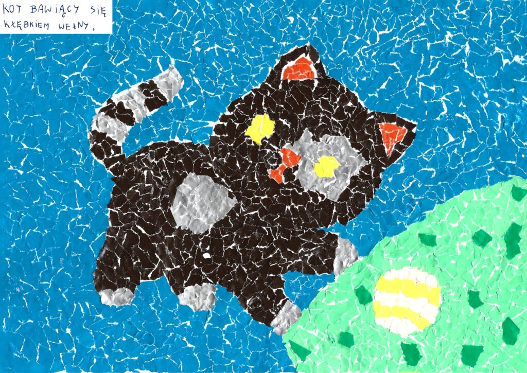 Trzecia z wyróżnionych prac. Przedstawia czarnego kota wykonanego techniką bardzo drobnej wydzieranki. Kot bawi się kłębkiem wełny i w ten sposób jest również podpisany.