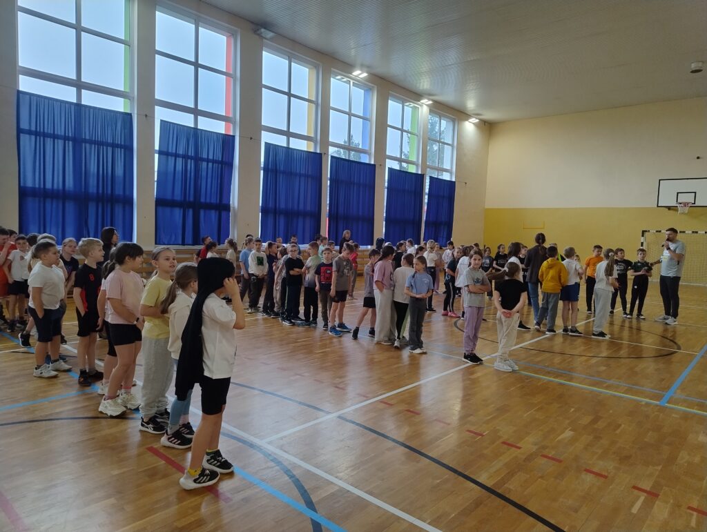 Na zdjęciu widać uczniów klas drugich i trzecich ustawionych w czterech rzędach. Czekają na ogłoszenie wyników przez prowadzącego zajęcia pana Gracjana Horoszkiewicza. Wszystkie klasy zdobyły I miejsce!
