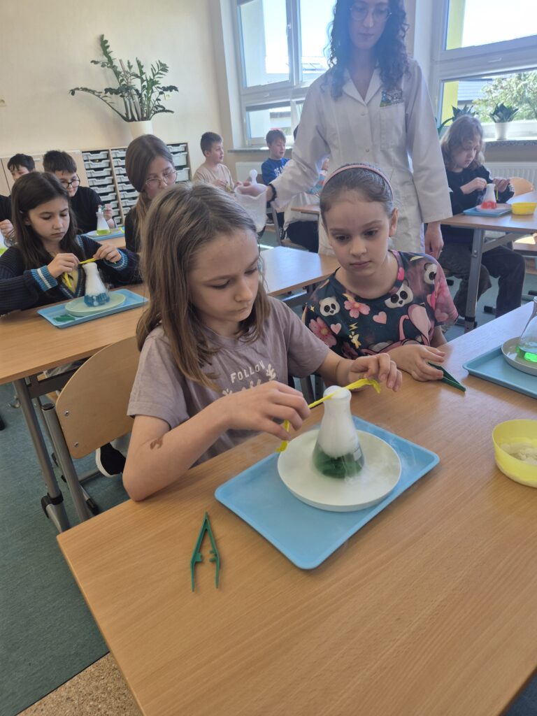 Warsztaty „Kraina Eksperymentów” w naszej szkole. Uczniowie w trakcie eksperymentów z dwutlenkiem węgla.