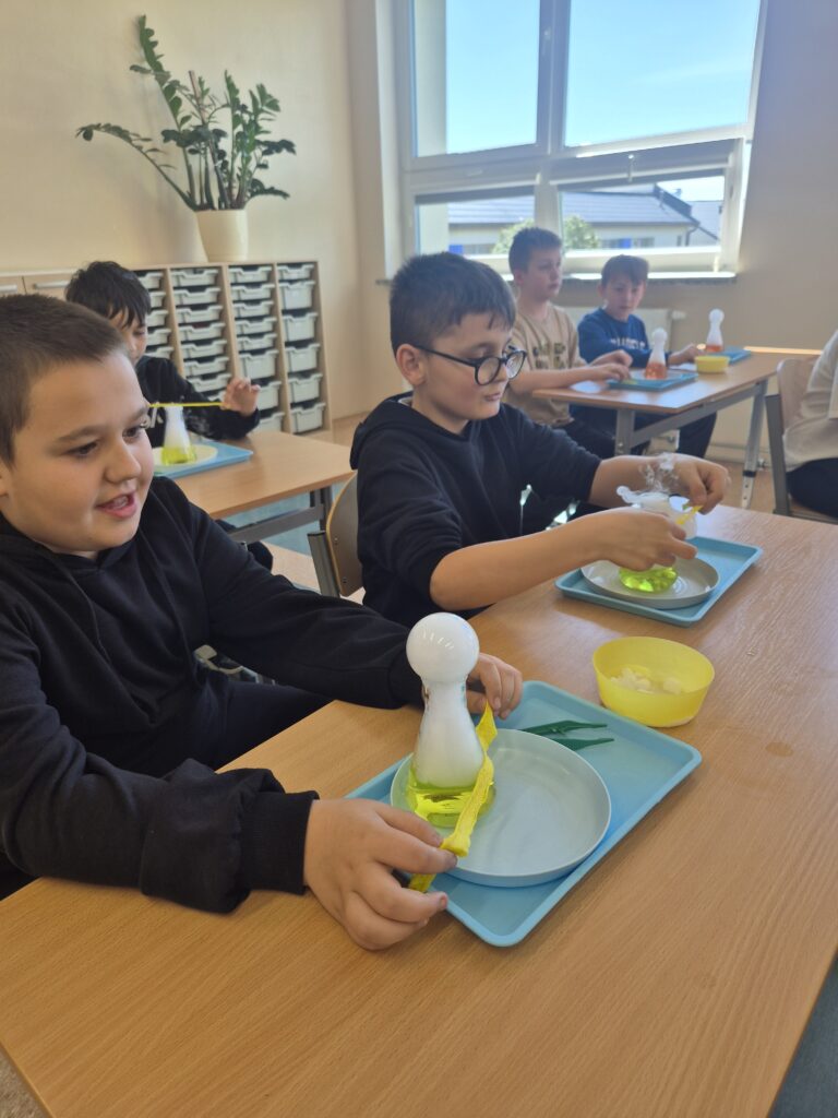 Warsztaty „Kraina Eksperymentów” w naszej szkole. Uczniowie w trakcie eksperymentów z dwutlenkiem węgla.