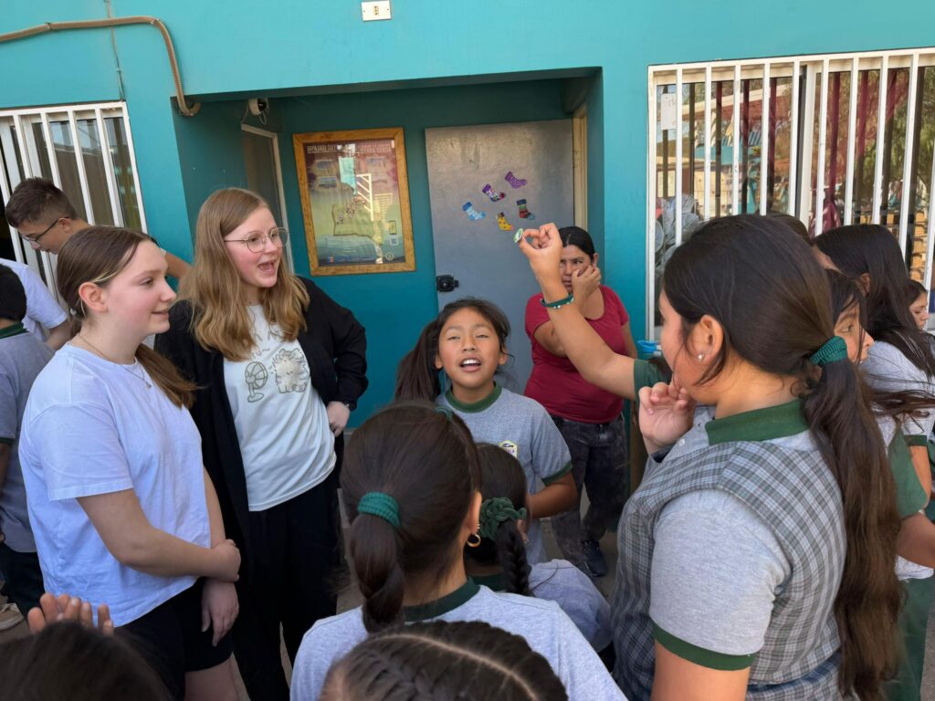 Nasi uczniwoie dotarli do Chile. Na zdjęciu uczniowie z Polski wraz z uczniami chilijskimi w trakcie zabawy. 