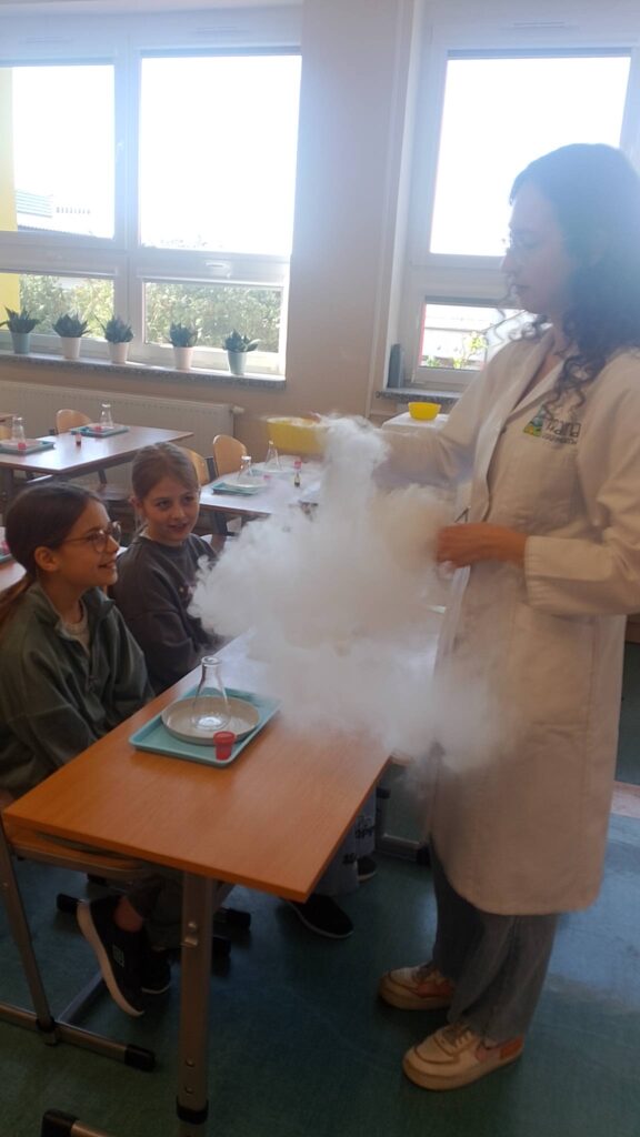 Warsztaty „Kraina Eksperymentów” w naszej szkole. Uczniowie w trakcie eksperymentów z dwutlenkiem węgla.