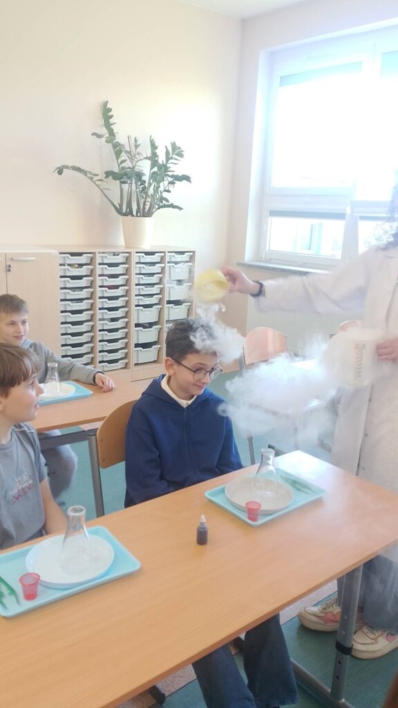 Warsztaty „Kraina Eksperymentów” w naszej szkole. Uczniowie w trakcie eksperymentów z dwutlenkiem węgla.