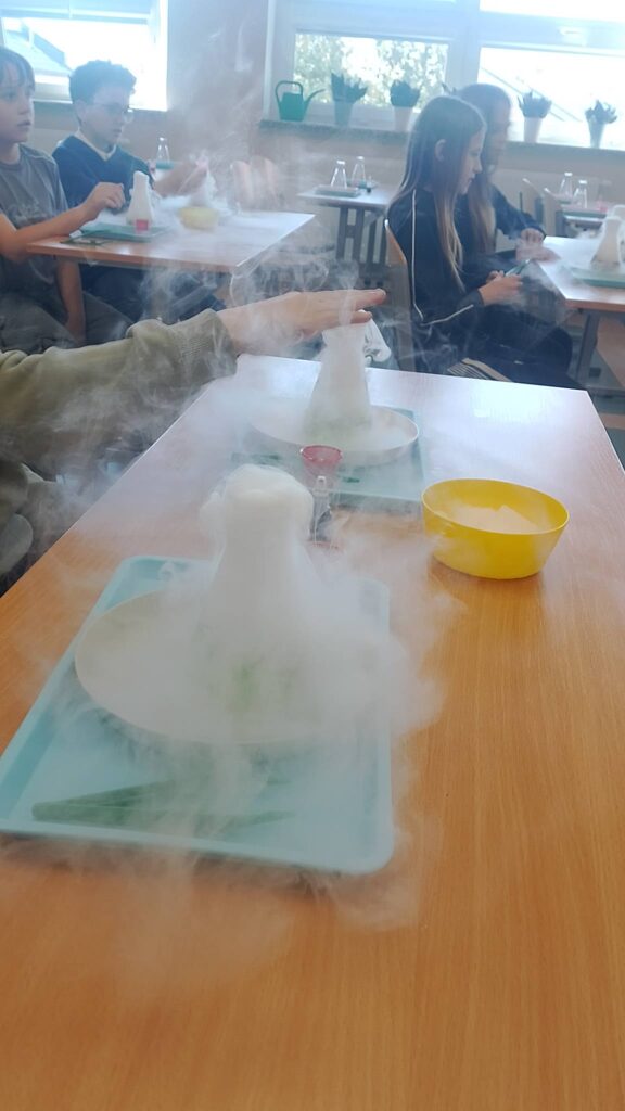 Warsztaty „Kraina Eksperymentów” w naszej szkole. Uczniowie w trakcie eksperymentów z dwutlenkiem węgla.