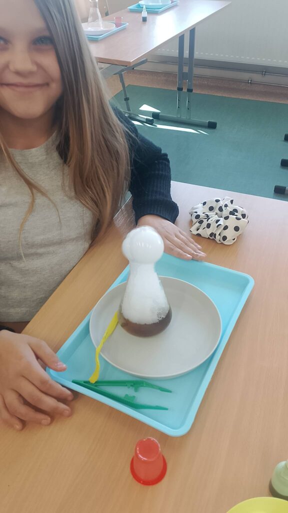 Warsztaty „Kraina Eksperymentów” w naszej szkole. Uczniowie w trakcie eksperymentów z dwutlenkiem węgla.