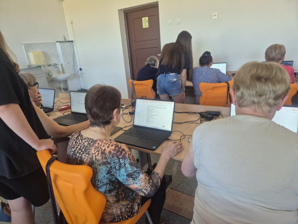 Szkoła Międzypokoleniowa. Seniorzy podczas praktycznych ćwiczeń ze sztuczną inteligencją.