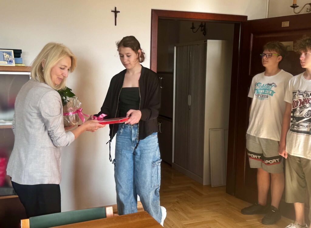 Dzień Samorządu Terytorialnego.Na zdjęciu uczennica wręcza pani Zastępcy Wójta kwiaty i czekoladowy upominek. 