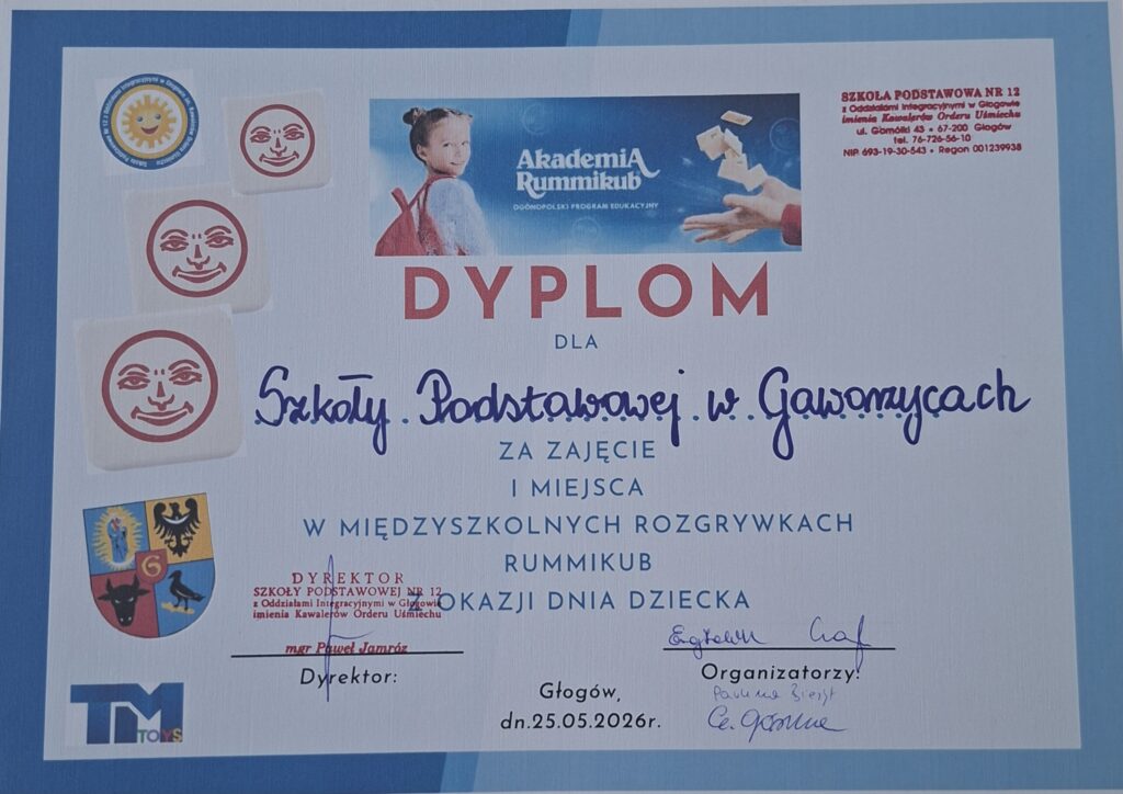 Zdjęcie przedstawia dyplom za zajęcie 1 miejsca w klasyfikacji drużynowej Rummikub. Na dyplomie są czerwone jokery oraz herb Głogowa wraz z pieczątką głogowskiej szkoły.
