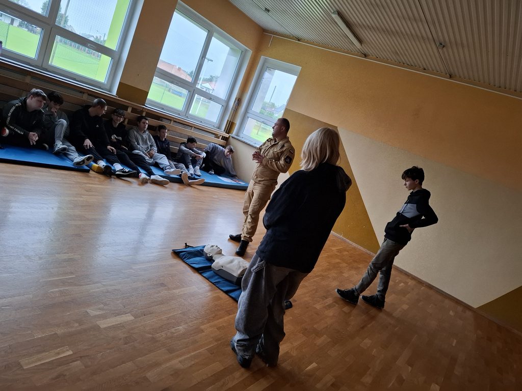 Uczniowie na fantomie ćwiczą wykonywanie ucisków klatki piersiowej.