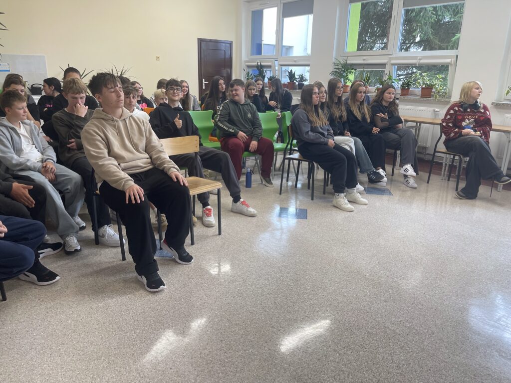 Zdjęcie przedstawia uczniów klas 8 na spotkaniu z pracownikiem Huty Miedzi Głogów.