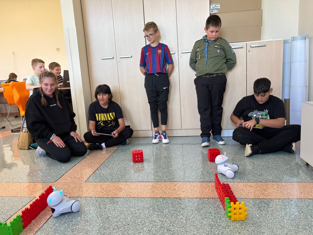 Technologia łączy kontynenty – uczniowie z Chile odkrywają roboty Photon”
To tytuł ciekawy, nowoczesny i podkreślający zarówno międzynarodowy charakter spotkania, jak i wykorzystanie nowoczesnych technologii w edukacji.