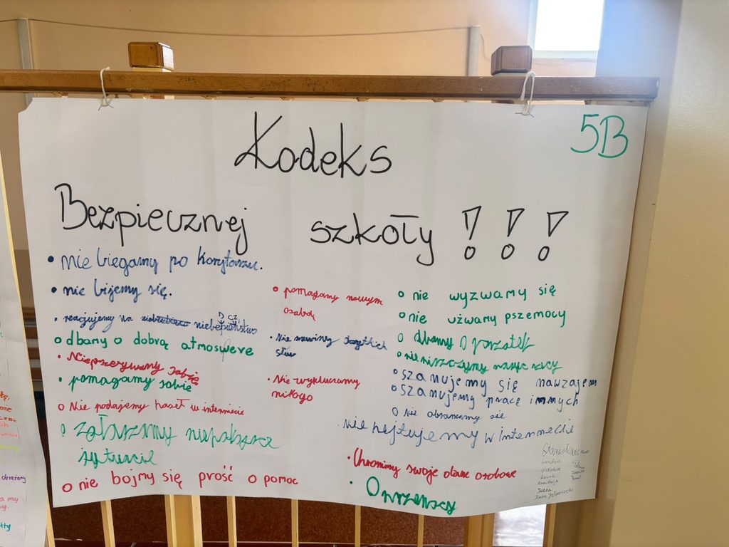 Na zdjęciu widać wykonany przez uczniów kodeks bezpiecznej szkoły.
