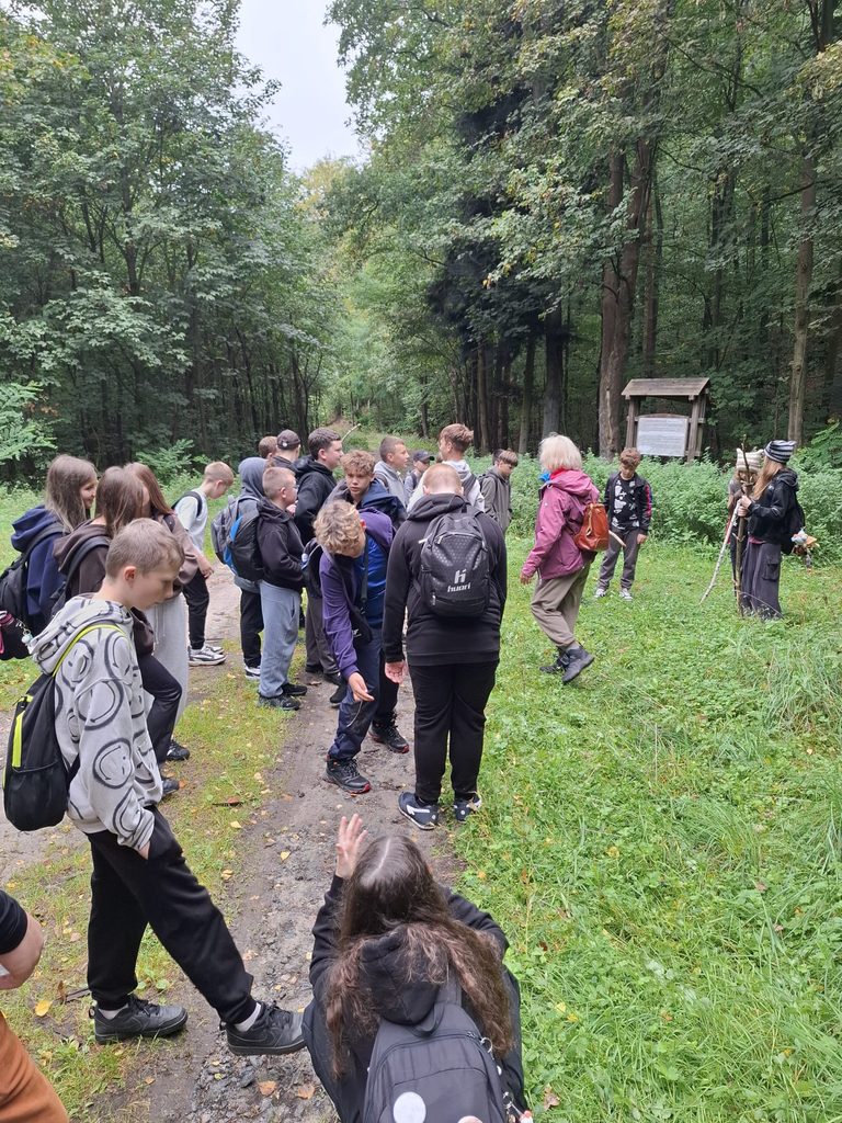 Na zdjęciu uczniowie klas 6a i 6b poruszający się ścieżką przyrodniczą Wzgórz Dalkowskich.