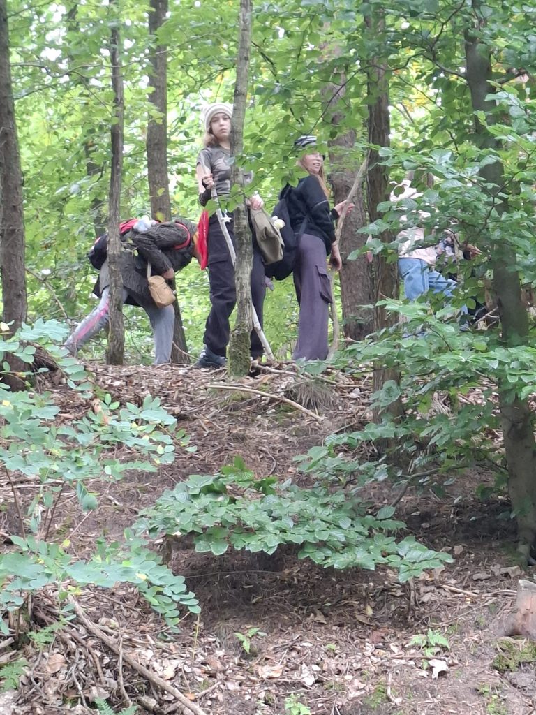 Na zdjęciu uczniowie klas 6a i 6b poruszający się ścieżką przyrodniczą Wzgórz Dalkowskich.