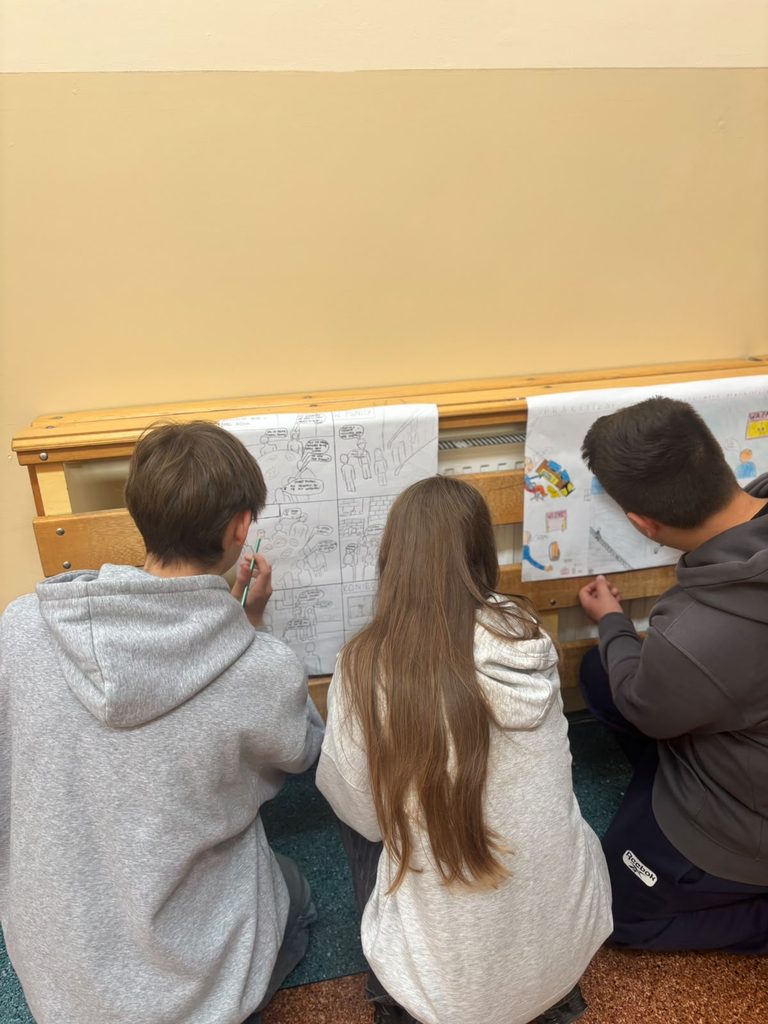 Na zdjęciu przedstawiono uczniów zaangażowanych w przygotowywanie plakatów edukacyjnych dotyczących bezpieczeństwa. Dzieci wspólnie pracują nad ilustracjami, wykorzystując kredki i własne pomysły do przedstawienia zasad bezpiecznego zachowania.
Działanie wpisuje się w tematykę Krajowego Treningu Rodzinnego – Akademii Ochrony Ludności i Obrony Cywilnej (OLiOC). Poprzez aktywność plastyczną uczniowie utrwalają wiedzę na temat bezpieczeństwa, rozwijają kreatywność, umiejętność współpracy oraz poczucie odpowiedzialności za siebie i innych.
